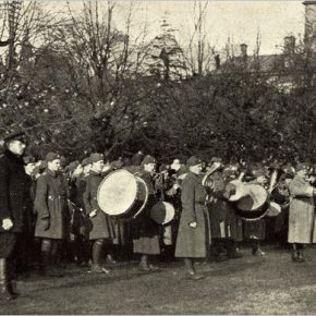 Парад 24 февраля 1930 года: снега нет, на деревьях - зеваки.
