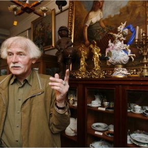 ANTIIGIÄRID, KAUPLUSED, VANALINN Историк Юри Куускемаа в антикварной лавке
