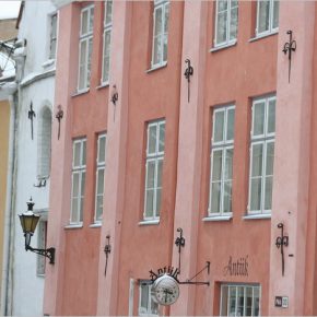 Слева направо: анекрные скрепы начала ХХ солетия (два скрещенных якоря), середин и восьмидесятых годов XVII столетия.