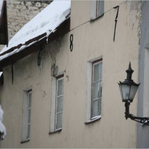 Выложенная из анкерных скреп дата перестройки дома на улице Лаборатоориуми. Фото: (с) Александр Гужов