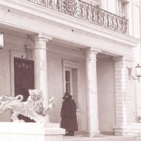 Львам, установленным в 1939 году у дверей дворца президента Эстонской Республики, повезло меньше всего: на своем посту они простояли менее одного десятилетия.
