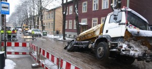 Теэстузе, 3 в Таллинне. Автомобиль ушёл под асфальт. Теэстузе, 3 в Таллинне. Автомобиль ушёл под асфальт.