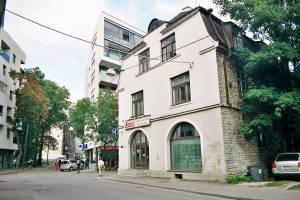 Дом № 13 на углу улиц Татари и Сакала.