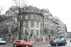 Это здание на углу Рауа и Крейцвальда было построено по проекту Карла Бурмана в 1913 году.
