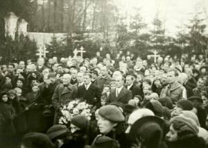 1936 год. Множество людей собралось на открытие мемориальной часовни.