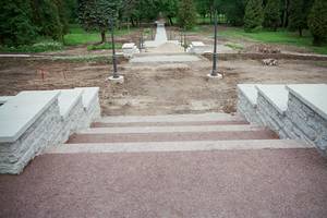 Лестница, ведущая на концертную площадку, в 2005 году...