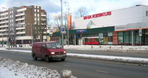 На углу улицы Якобсона и Тартуского шоссе расположено здание бывшего кинотеатра «Эха» («Вечерняя заря»).