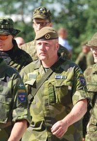 В 1940-1941 гг. около 70 эстонцев смогли бежать в Финляндию. В марте 1941 г. последний военный представитель Эстонии в Финляндии майор Аксель Кристиан организовал для 18 эстонцев курсы радиотелеграфистов. 23 июня 1941 г., сразу после начала войны между Советским Союзом и Германией, была создана группа эстонских добровольцев, прошедшая подготовку и ставшая известным разведотрядом «Эрна». Командиром отряда был полковник Хенн-Антс Кург, последний эстонский военный атташе во Франции. Отряд был создан в результате сотрудничества финской и германской военных разведок для ведения разведывательной деятельности в тылу Красной Армии. В начале июля отряд в количестве 65 человек был отправлен в Эстонию морским и воздушным десантом. База была сооружена на болотном острове Каутла. Отряд сражался против карательных батальонов и военных частей 22-й дивизии НКВД, и 6 августа 1941 г. фронт перешел на сторону Германии. Позднее на базе отряда «Эрна» был создан батальон добровольцев под тем же названием, воевавший в составе 217-й пехотной дивизии Вермахта в период наступления на Вормси, Муху и Сааремаа. Батальон был расформирован 10 октября 1941 г. После высадки десанта на Муху, организованного с быстроходных финских военных катеров, некоторые члены «Эрны» ушли вместе с финнами в Финляндию и в декабре принимали участие в захвате Ханко. Весной 1942 г. представитель Абвера в Финляндии Целлариус организовал группу дальней разведки из 13 членов отряда «Эрна», которая была заслана в тыл Красной Армии, где все они погибли. Эстонцы находились и в составе финских отрядов дальней разведки. Тоомас Хийо из «Обзора периода оккупации».