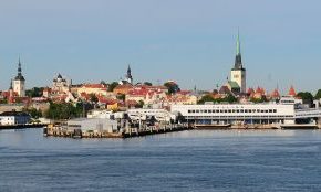 С острова Аэгна открывается прекрасная панорама на дальние шпили старого Таллинна.