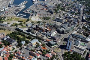 Пролетая над Старым городом. Вид от гостиницы "Виру" к порту и следовательно, к морю. Автомобили даже не видны.