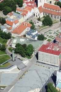Современная Площадь Свободы и Горка Харью. "Пролетая над гнездом Кукушки", - помните, фильм такой есть. Вспомнилось название отчего-то.