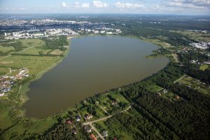 Озеро Харку, которое, строго говоря, не должно относиться к Таллину, так как за пределами "кольцевой" города. Тень упала на район Ыйсмяэ.