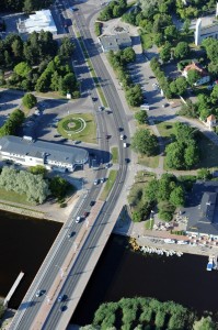 Печально известный мост через реку Пирита. Почему, печально? С него дети летом прыгают, знаете ли. Никто не бился ещё, насколько известно, однако это очень некультурно. район Пирита. Таллинн