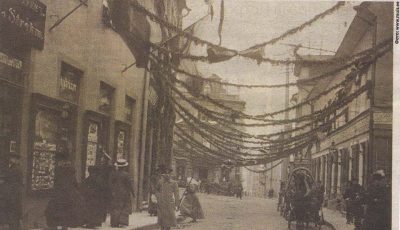 Нынешняя улица Пикк в сентябре 1910 года. На снимке слева — витрина магазина «Клуге&Штрем».