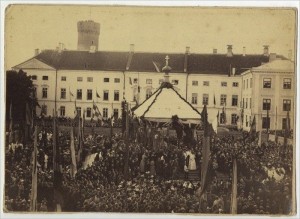Исторический момент закладки собора Александра Невского 30 сентября 1893 года был запечатлен фотографом, снимавшим с крыши нынешней резиденции германского посла на площади Лосси.