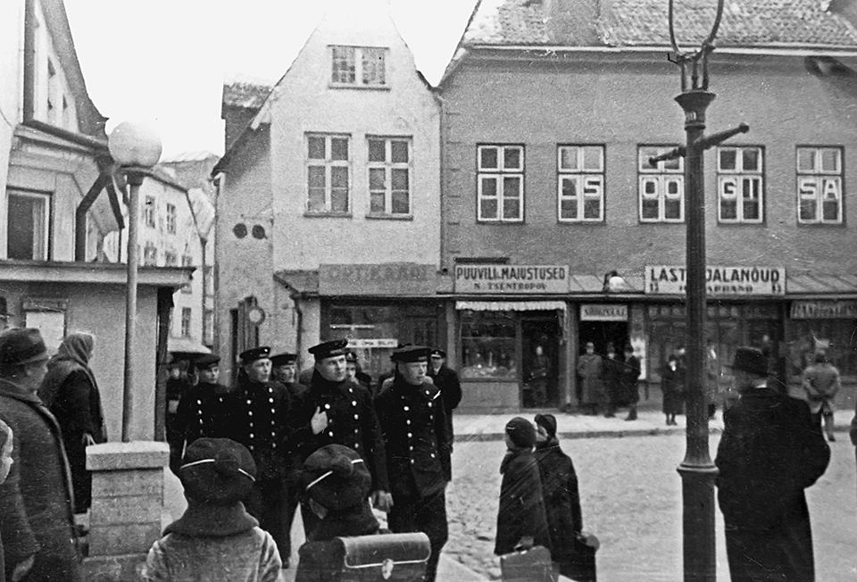 Cоветские моряки, в центре буржуазного Таллина. 14 октября 1939 года.