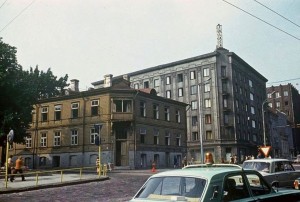 правее. Деревянного дома ныне нет в живых. Почил. На его месте, "сёёгиплатс" - что в переводе значит "площадь еды".