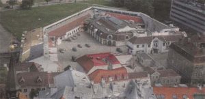 Снаружи — «бастион», внутри — целый городок различных построек.