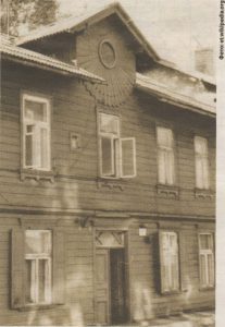 «Солнечный привет» от инженера Федорова на фасаде дома по улице Нийне, 5.