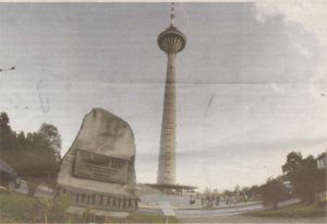 ...и в наши дни - с мемориальным камнем в память событий почти четвертьвековой давности.