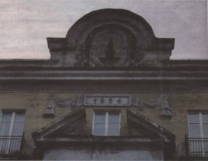 Спасская башня Кремля на парапете «офицерского дома» на улице Койду, 122.