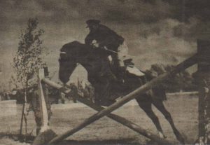 Конноспортивный праздник в Таллинне. Из книги «Eesti Tallinna Kaardiväe Laskurkorpuse võitlustee», 1945 год