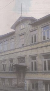 Флагшток под сине-черно-белый вымпел над одним из домов по улице Сюгизе готов к использованию и сегодня.