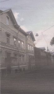 Шпиль Домского собора в перспективе улицы Сюгизе напоминает о епископском прошлом нынешнего Кельмикюла.