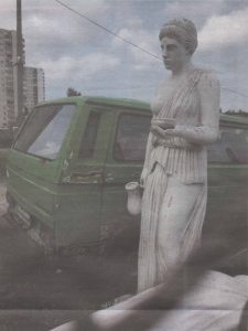 Неидентифицируемая «античная» статуя на... автостоянке в Ласнамяэ.