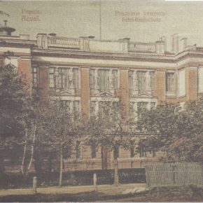 Численность избранной в августе 1917 года Ревельской городской думы была такова, что под сводами ратуши народным избранникам стало тесно. Ее заседание 24 июня, на котором было принято решение делопроизводства на эстонский язык, состоялось в зале нынешней Реальной школы на бульваре Эстония.
