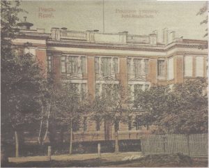 Численность избранной в августе 1917 года Ревельской городской думы была такова, что под сводами ратуши народным избранникам стало тесно. Ее заседание 24 июня, на котором было принято решение делопроизводства на эстонский язык, состоялось в зале нынешней Реальной школы на бульваре Эстония.