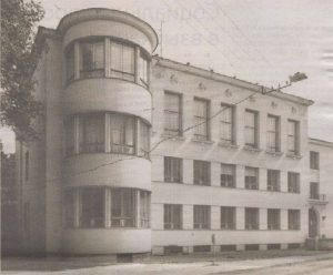 Построенное в 1937 году здание французского лицея на улице Харидузе - образец школьной архитектуры в духе функционализма.