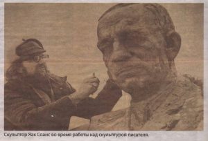 Скульптор Яак Соанс во время работы над скульптурой писателя.
