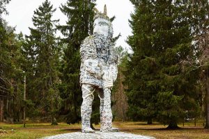 Огромная статуя Калевипоега стоит в парке Глена, хотя с виду ее можно принять за статую черта. Фото: Вадим Анцупов