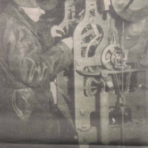 Пуск механизма ратушных часов. Фото из журнала "Pilt ja Sõna", 1957 год.