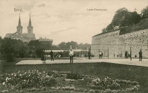 Теннисные площадки на краю бульвара Каарли очень скоро стали местной достопримечательностью и еще до Первой мировой войны попали на ревельские открытки.