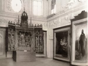 Алтарь церкви Пюхавайму и другие экспонаты в Белом зале дворца. Первая половина двадцатых годов.