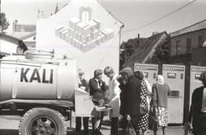 Продажа кваса. На заднем плане автоматы с газировкой. ФОТО: Henn Soodla, Eesti Filmiarhiiv
