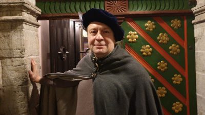 Гид Дмитрий Унт у двери Дома Братства черноголовых. Фото: из личного архива