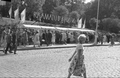 1962 Tallinn Viru tänaval müüdi raamatuid, nüüd lilli samas kohas