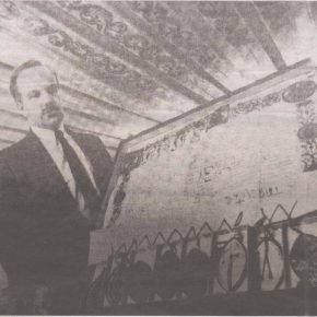 Директор Таллиннского Городского архива в 1989-1996 гг. Ю. Кивимяэ демонстрирует грамоту XV века - одну из многих, вернувшихся в родной город. Снимок из газеты «Советская Эстония».
