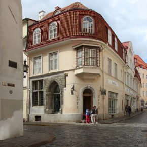 Заглядывать в чужие окна – не слишком культурно. Заглянуть же в историю таллиннских окон – как минимум небезынтересно.