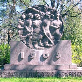 Более 60 последних лет фоном памятнику жертвам расстрела на Новом рынке служит не театр «Эстония», а сосны кладбища Рахумяэ.