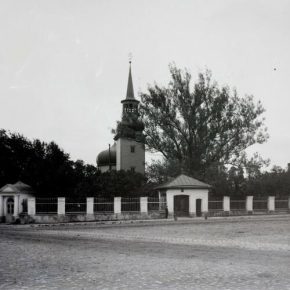 Ансамбль Казанской церкви с утраченной в 1972 оградой на снимке начала ХХ века.