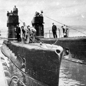 Подводная лодка «М-200» (у пирса) и однотипная с ней «М-201» после перевода на Балтику. 1945 год.