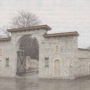 Воссозданная арка ворот Старого еврейского кладбища - главный вход на территорию мемориального парка.