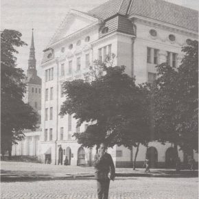 Дом Ссудного банка в середине 1920-ых: мансарда крыта черепицей, пространство фронтона на заднем фасаде - пустует. Дом Ссудного банка в середине 1920-ых: мансарда крыта черепицей, пространство фронтона на заднем фасаде - пустует.