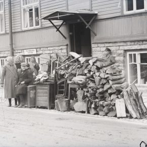 Выселенная за неуплату из съемной квартиры семья. 1932 год.