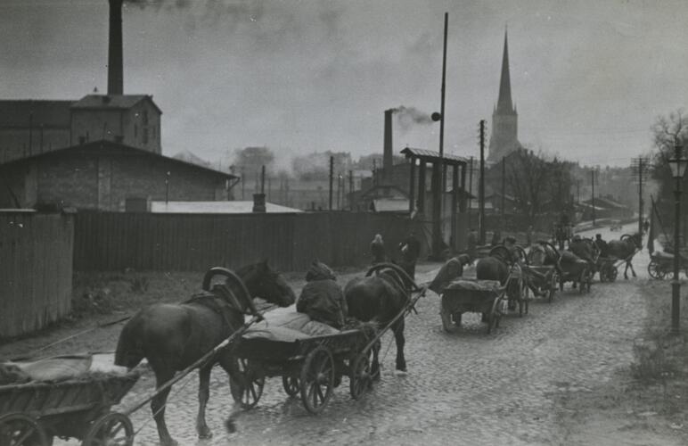 Трасса нынешней улицы Ахтри в 1949 году. Снимок от входа в церковь Симеона и Анны.
