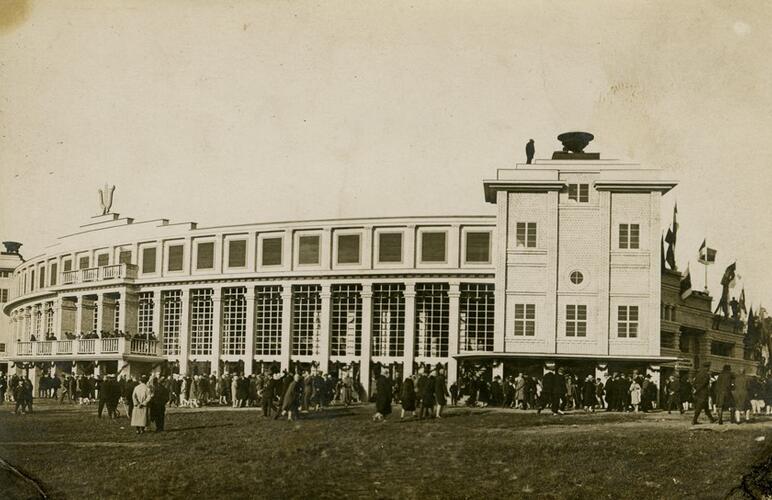 Тыльная, обращенная к морю, сторона деревянной эстрады Певческого поля постройки 1928 года.